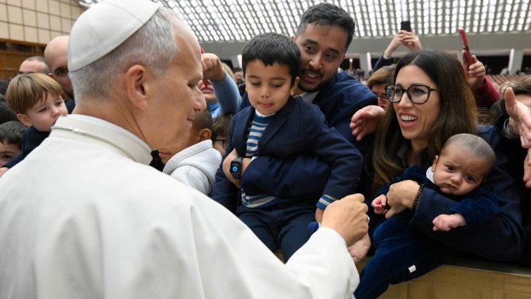 البابا يستقبل موظفي الكوريا الرومانية ونيابة أبرشية روما لتبادل التهاني بحلول عيد الميلاد