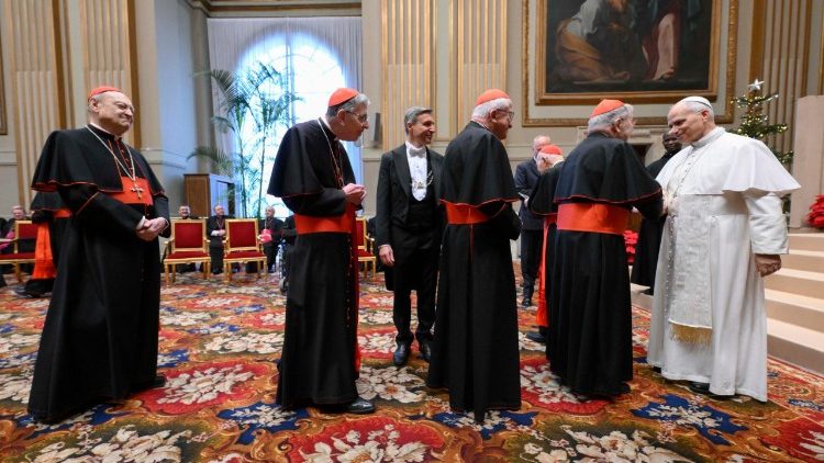 Makardinali wakisalimiana na Papa Leo XIV