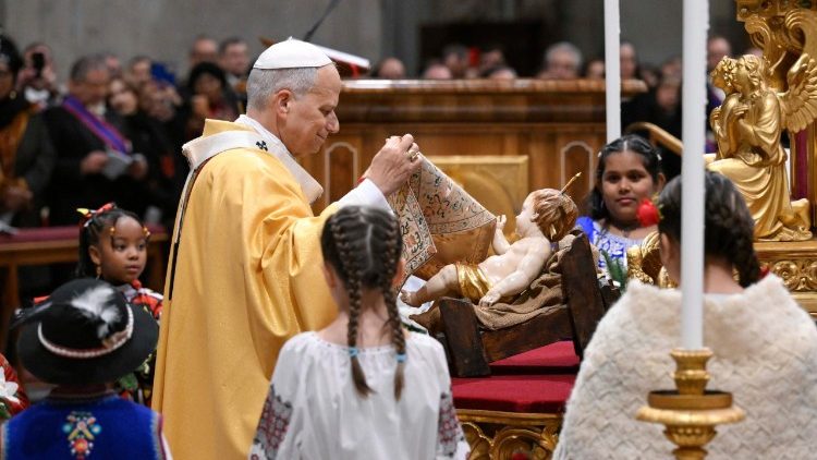 La develaci&oacute;n de la imagen del Nino Jes&uacute;s en la Bas&iacute;lica de San Pedro 