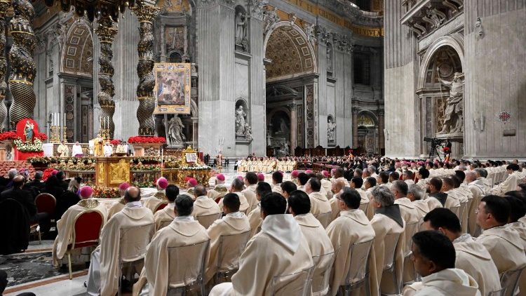 Bas&iacute;lica de San Pedro en la misa de la noche de Navidad 