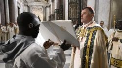 Le cardinal Rolandas Makrickas, archiprêtre de Sainte-Marie-Majeure, le 25 décembre, fermant la Porte Sainte. 