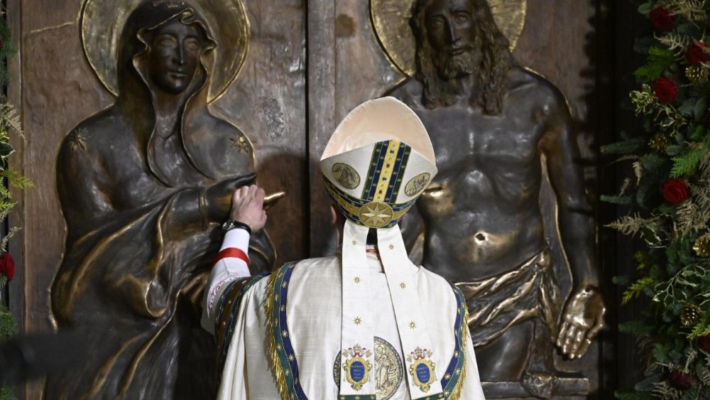 El cardenal arcipreste de la Basílica Papal de Santa María la Mayor, Rolandas Makrickas, cierra la Puerta Santa de la Basílica liberiana