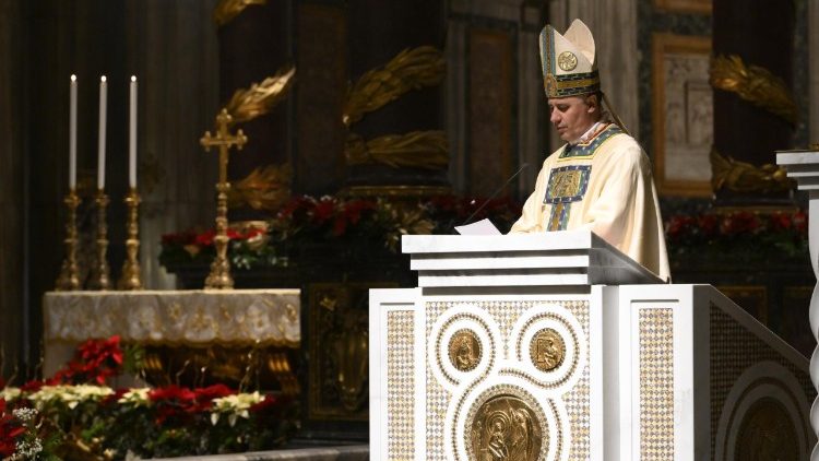 Kardin&aacute;l Rolandas Makrickas k&aacute;že v Santa Maria Maggiore, 26. prosince 2025