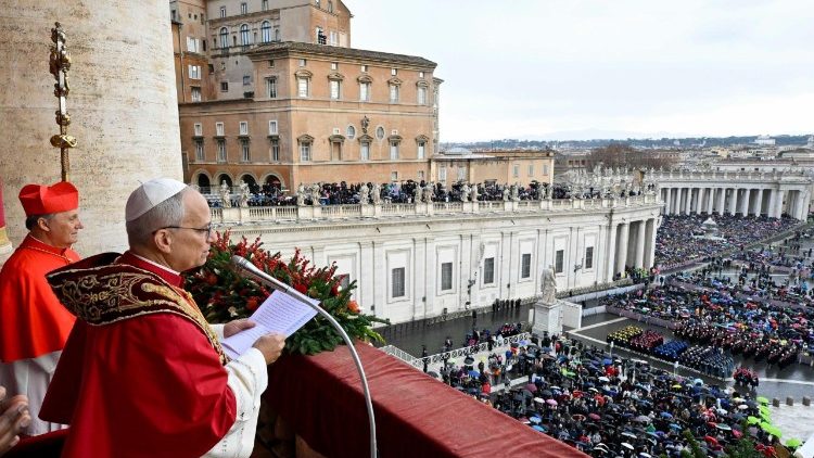 Papst Leo verliest seine Weihnachtsbotschaft vor rund 26.000 Glaubigen auf dem Petersplatz