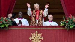 Papa Leon al XIV în balconul principal al Bazilicii Sfântul Petru pentru mesajul de Crăciun ”Urbi et Orbi”