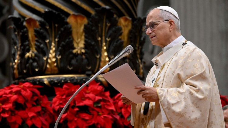 Le Pape lisant son hom&eacute;lie lors de la messe de No&euml;l le 25 d&eacute;cembre