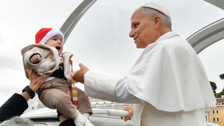 El Papa Le&oacute;n XIV saluda a los fieles en la Plaza de San Pedro