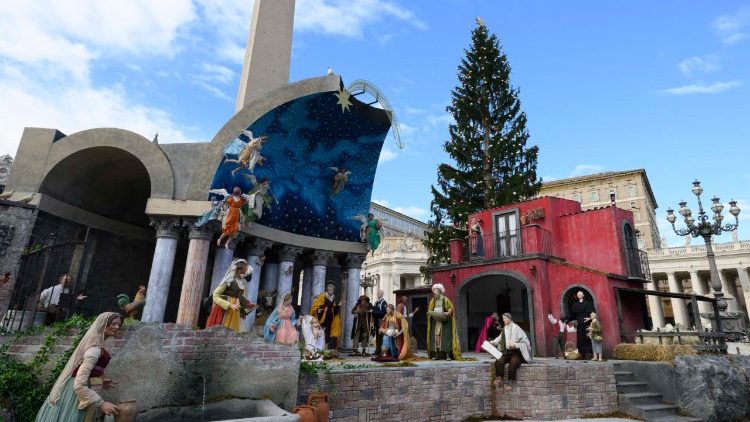 Papež Leon XIV. je z okna apostolske palače na Trgu sv. Petra vodil opoldansko molitev Angel Gospodov.