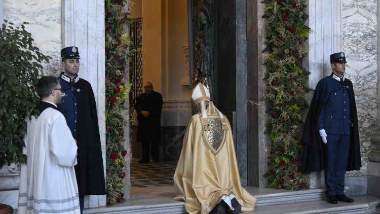 संत जॉन लातेरन महागिरजाघऱ का पवित्र द्वार 27 दिसंबर को कार्डिनल विकार बाल्डासारे रेना ने बंद की।