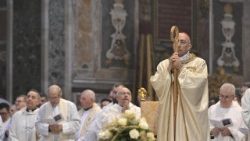 Il cardinale Baldassarre Reina nella basilica di San Giovanni in Laterano (foto d'archivio). 