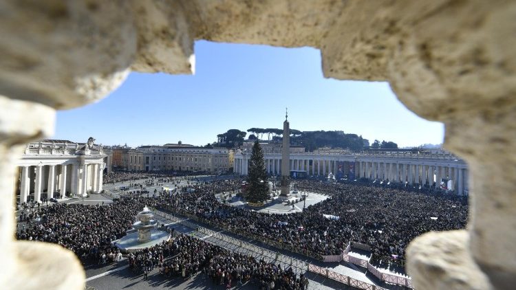 Kutazama kwa juu umati wa waamni katika sala ya Malaika 