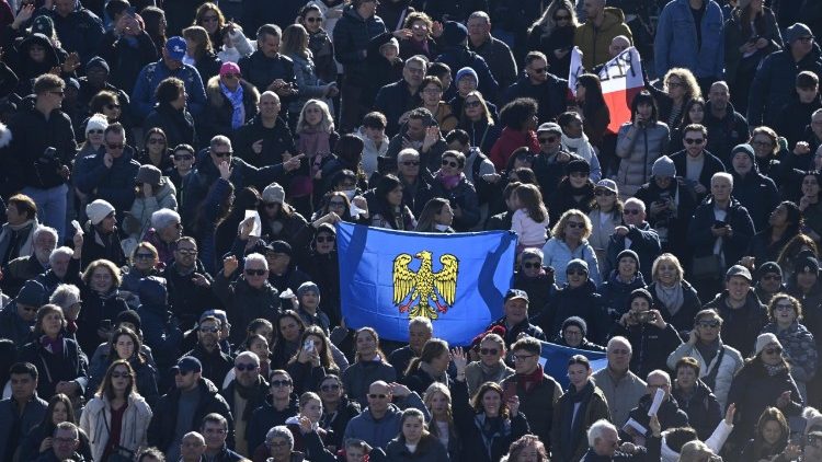 La folla di fedeli in piazza San Pietro