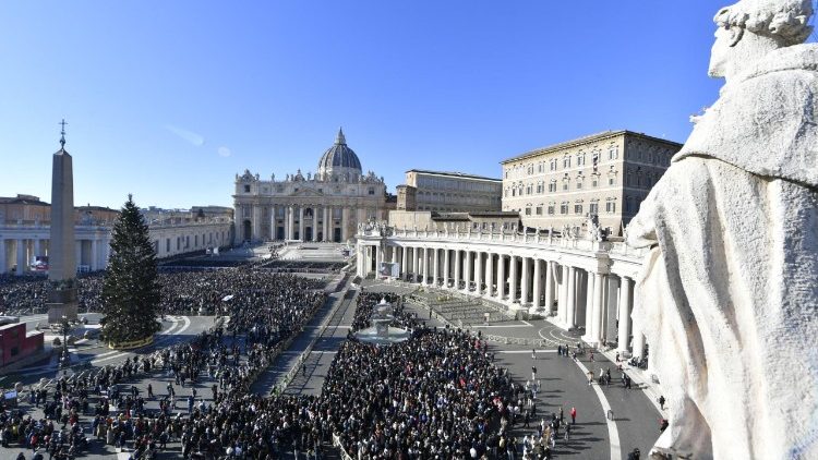 La Plaza de San Pedro inundada de fieles y peregrinos de todo el mundo durante el Ángelus del 28 de diciembre de 2025