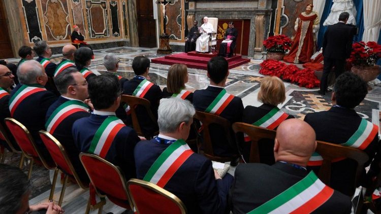 O Papa Leão XIV, recebeu nesta segunda-feira, na Sala Clementina, no Vaticano, membros da Associação Nacional dos Municípios Italianos.