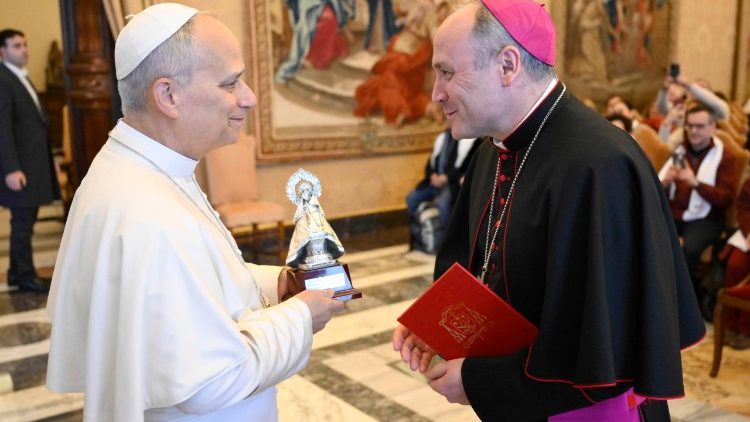 Il Papa con il vescovo di Alcal&aacute; de Henares, monsignor Antonio Prieto Lucena,