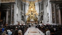 Szentmise Benedek pápáért a bazilika katedra-oltáránál