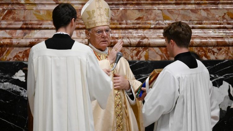 Kard. Gerhard Ludwig Müller bei der Gedenkmesse am Vorabend des 3. Todestages von Benedikt XVI.