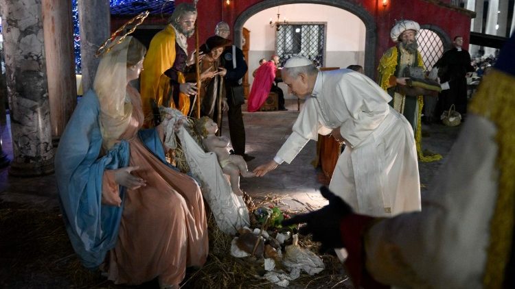 L'omaggio al presepe in Piazza San Pietro