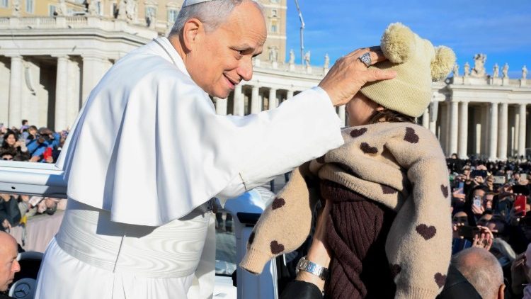 La bendici&oacute;n del Papa a un ni&ntilde;o en la audiencia general del 31 de diciembre