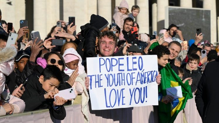 Fieles presentes en la audiencia general del 31 de diciembre saludan al Papa Le&oacute;n