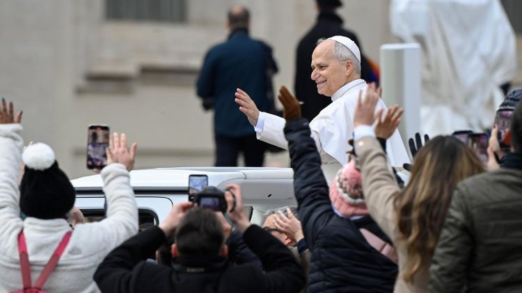 Papst Leo im wei&szlig;en Jeep dreht seine Runden auf dem Petersplatz