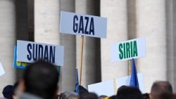 Pancartas de los miembros de la Comunidad de Sant'Egidio en el primer Ángelus del Año Nuevo 2026