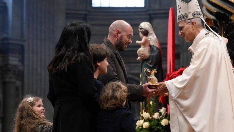 Průvod s dary při liturgii ze slavnosti Panny Marie, Matky Bož&iacute;, 1. ledna 2026