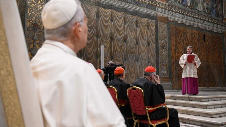 Mwalimu wa Kwaya akitoa hotuba yake 