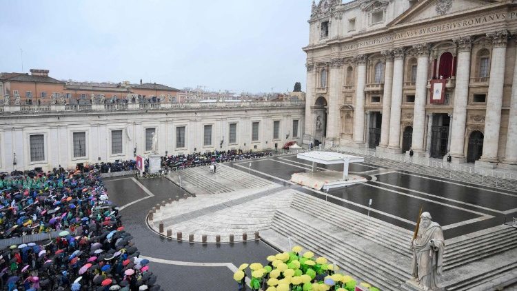 Leão XIV no Angelus no Balcão Central da Basílica Vaticana, na solenidade da Epifania do Senhor (Vatican Media)