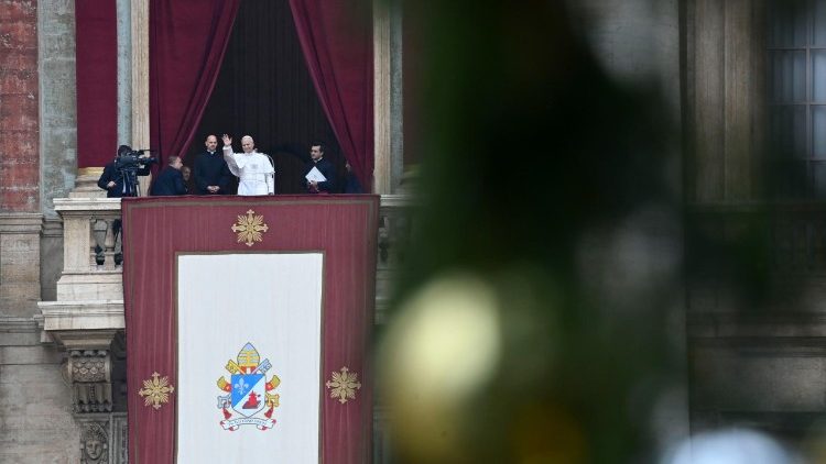 Leone XIV affacciato dalla Loggia centrale della basilica vaticana