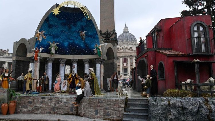 Il presepe allestito in piazza San Pietro