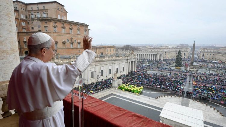 El Papa saluda los fieles y peregrinos en la Plaza de San Pedro después de la oración del Ángelus