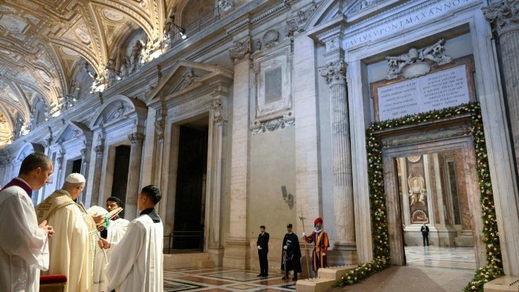 El Papa preside el rito del cierre de la Puerta Santa