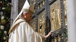 Папа зачыніў Святую Браму ватыканскай базілікі