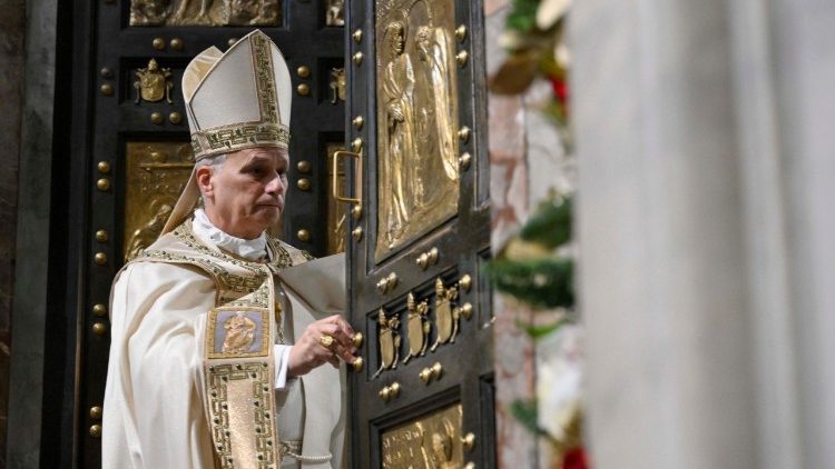 Il Papa chiude la Porta Santa della Basilica di San Pietro