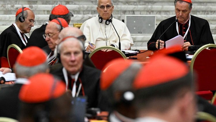 El Papa Le&oacute;n XIV durante los trabajos del Consistorio Extraordinario (@VaticanMedia)