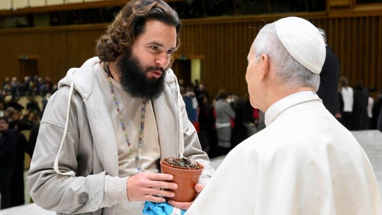 Adrián Ruiz Pelayo entrega una pequeña planta de ciprés al Santo Padre como símbolo de paz 