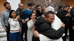 L'abbraccio del Papa a don Javier Cajusol