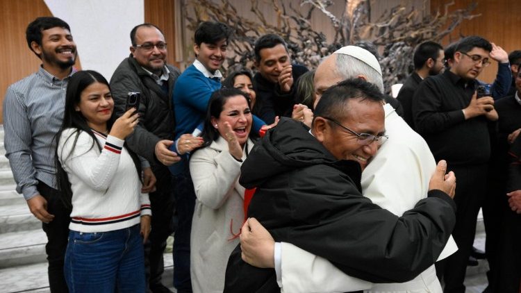 L'abbraccio del Papa a don Javier Cajusol