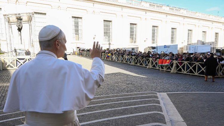 Il Papa mentre saluta i fedeli radunati nel cortile del Petriano