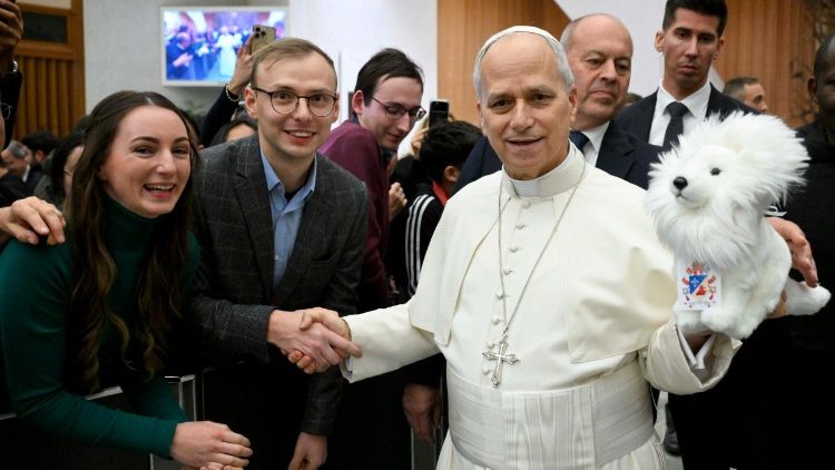 Il Papa mostra un peluche che gli &egrave; stato donato