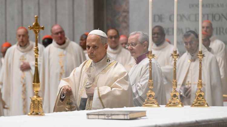 El Papa preside la santa misa con los cardenales en el Altar de la C&aacute;tedra de la Bas&iacute;lica vaticana