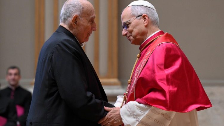 El Papa saluda al decano del Cuerpo Diplom&aacute;tico, George Poulides 
