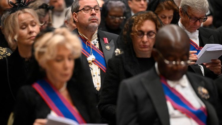 I membri del Copro Diplomatico presso la Santa Sede ascoltano le parole del Papa