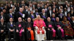 Агульнае фота пасля традыцыйнай сустрэчы Пантыфіка з пасламі, акрэдытаванымі пры Святым Пасадзе
