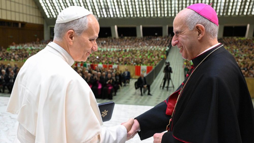 Papa Leon XIV și monseniorul Rino Fisichella.