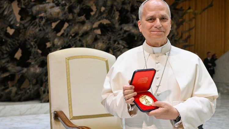 Papež předal dobrovoln&iacute;kům medaile s kř&iacute;žem Jubilea 2025