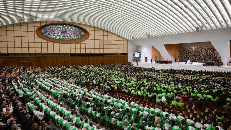 Un Aula Pablo VI coloreada del verde esperanza de los voluntarios
