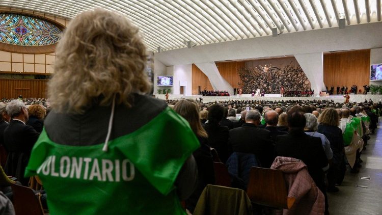J&oacute;venes voluntarios con el Papa