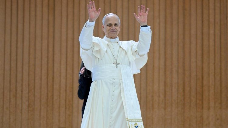 Papa mara baada ya kuingia Ukumbi wa Paulo VI